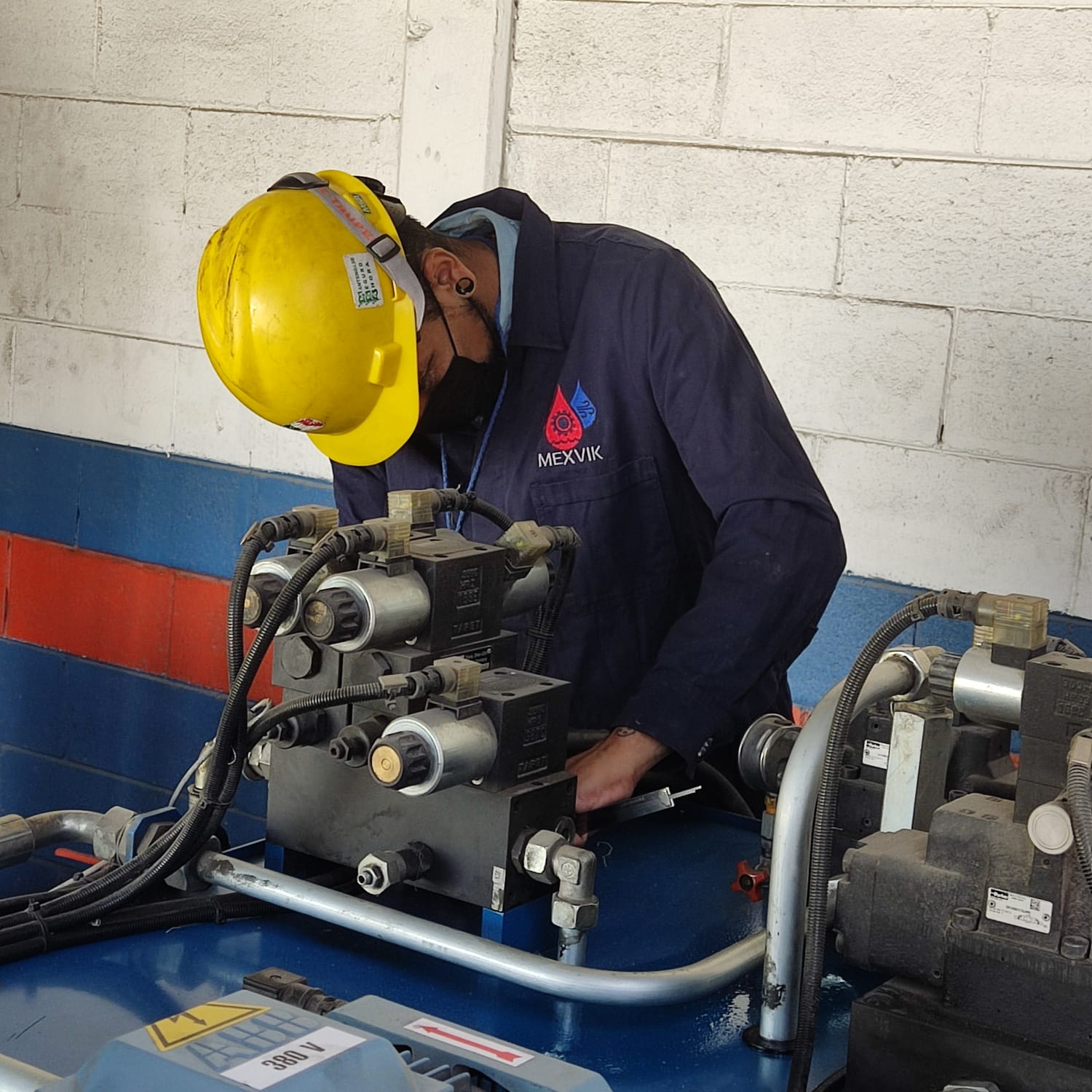 persona arreglando una maquina
